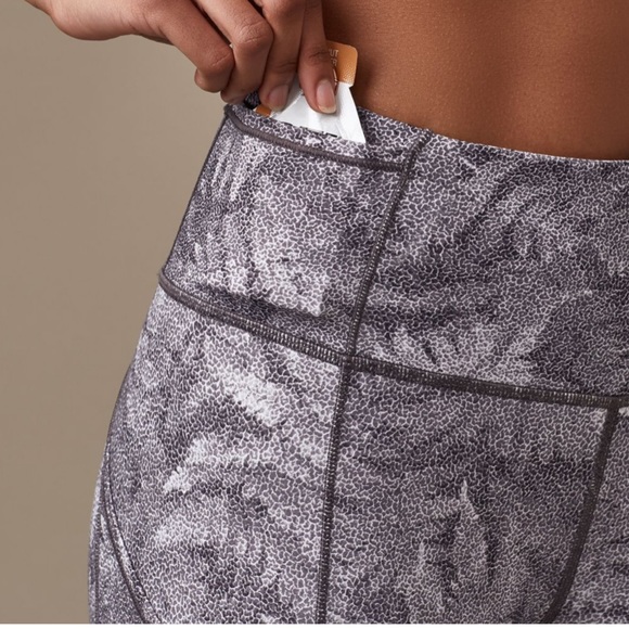 Lululemon Fast & Free Crop (19")
Kindred Spirit Alpine White Multi Size 6 - Picture 13 of 16